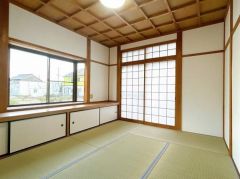 コチラは1階にある6帖の和室になります。