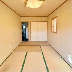 こちらは1階にある7.5帖の和室です。