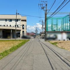 西前面道路から外観を見るとこんな感じ