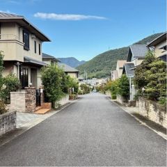 東前面道路から外観を見るとこんな感じ