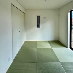 リビング横に4.5帖の和室があります。