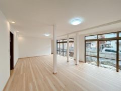 南向きで開放的な20帖あるリビングです。