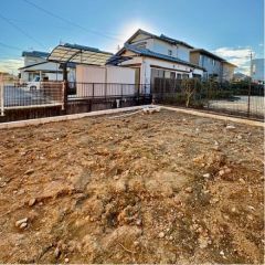 建物南側に陽当たり良好なお庭付です。