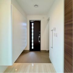 玄関周りは明るくて広く開放感があります。