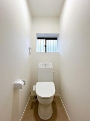 1階のトイレは新品に交換済みです。