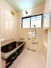 浴室に窓があるので室内は明るいですよ♪