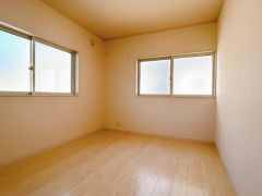 コチラは北東にある6帖の洋室になります。