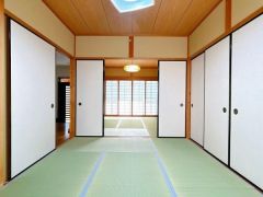 こちらは北側にある6帖の和室になります。