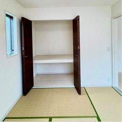 リビングの横に4.5帖の和巣があります。