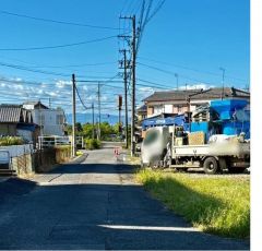 東前面道路から外観を見るとこんな感じ