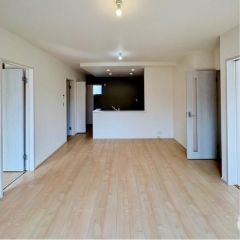 南向き陽当り良好な16.2帖のリビング。