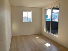 コチラは2階中側にある6帖の洋室です。