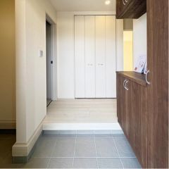 玄関周りは明るくシューズボックス付です。