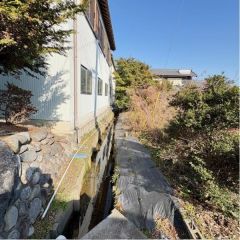 現地西側の水路です。