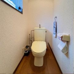 1階トイレは開口窓付なので明るいです。