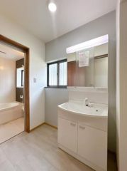 洗面台は新品交換済みです。