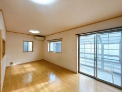 南向き陽当り良好な約19帖のリビング。