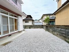 建物の南側には広いお庭があります。