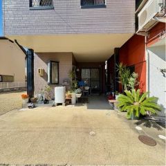 玄関前のポーチはけっこう広いですよ。