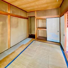 1階6帖、押入れ、床の間のある和室です。