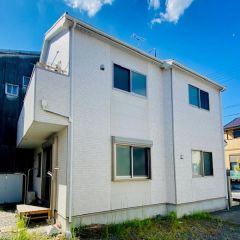コチラは建物南側から見た外観になります。