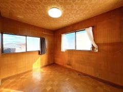 コチラは2階にある6帖の洋室になります。