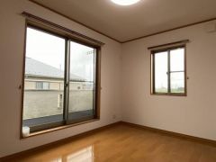 コチラは、2階南西にある洋室になります。