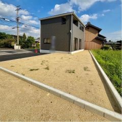 建物南側に陽当たり良好なお庭があります。
