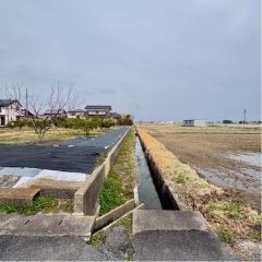 物件の東側に水路があります。