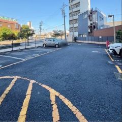 コチラは敷地内にある平面駐車場です。