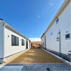 建物南側に陽当たり良好な広いお庭付です。