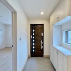 玄関周りは明るくシューズボックス付です。