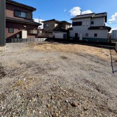 建物南側にとても広いお庭があります。