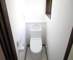 1階トイレは新品交換、床とクロス張替え済