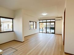 南向き陽当り良好な17.5帖のリビング。