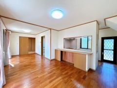 南向きで開放的な18.5帖のリビング。