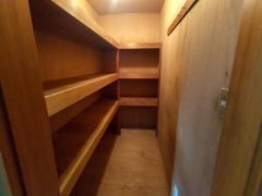 1階廊下にある広い納戸です。