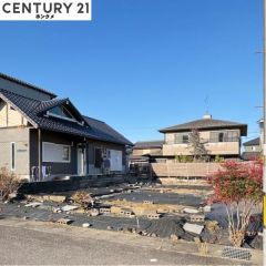 コチラは現地の南東角側から見た外観です。