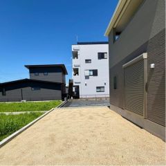 建物の南側にお庭スペースがあります。