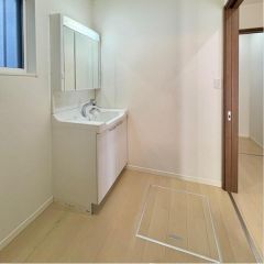 白基調の洗面所はとても清潔感があります。