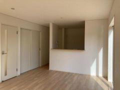 南向き開放的な16帖のリビングです。