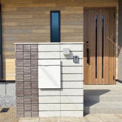 玄関前にはオシャレな門柱があります。