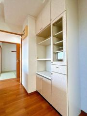 キッチンには大型カップボードがあります。