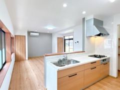 キッチンは新品交換済み。パントリー付。