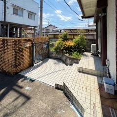 建物南側に陽当たり良好なお庭があります。