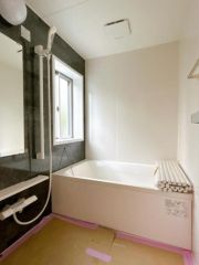 ユニットバスは新品交換済みです。