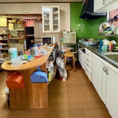 キッチンに大きなカウンターがあります。