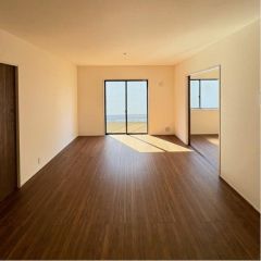 南向き陽当り良好な16帖のリビングです。