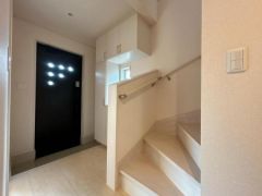 玄関周りはシンプルで暖かみがあります。