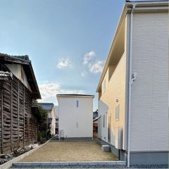 建物南側に陽当たり良好な広いお庭付です。